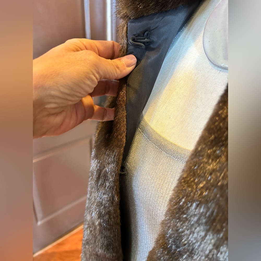Jones New  YORK, Beautiful faux fur vest jacket is dark - Picture 3 of 11